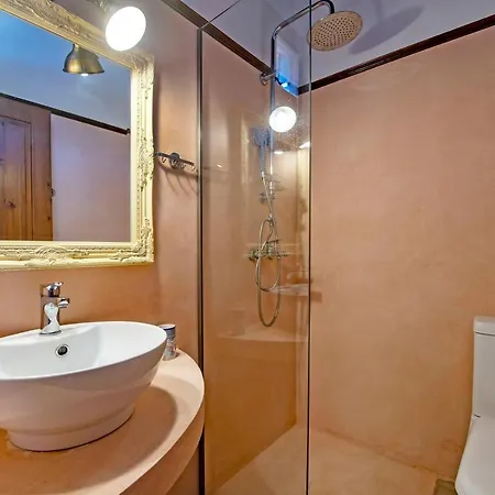 Saint Artemios Boutique מלון 4*